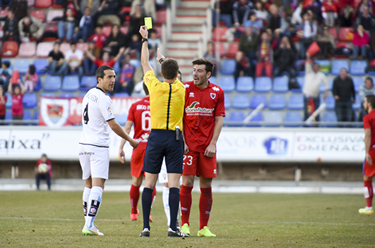 El colegiado recoge en el acta arbitral la "tarjetada" de la afición numantina El colegiado recoge en el acta arbitral la "tarjetada" de la afición numantina