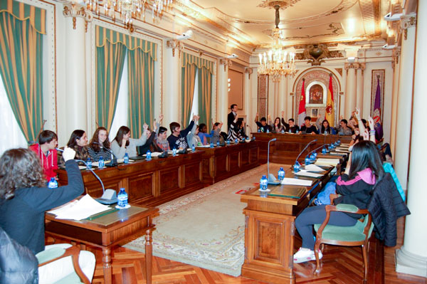 Escolares de Las Escolapias celebran un pleno en la Diputación soriana Escolares de Las Escolapias celebran un pleno en la Diputación soriana