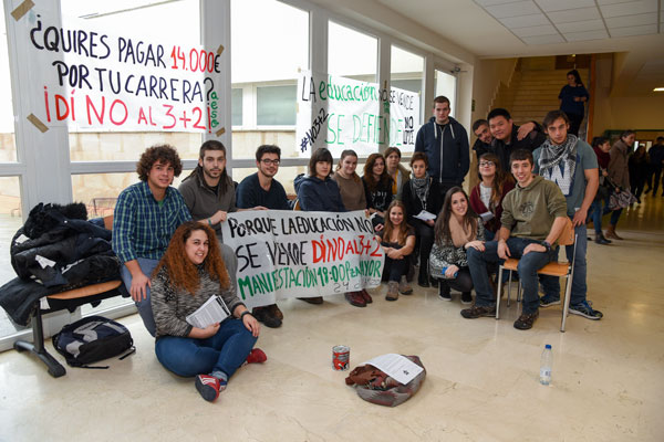 Los universitarios se manifiestan contra el 3+2 Los universitarios se manifiestan contra el 3+2