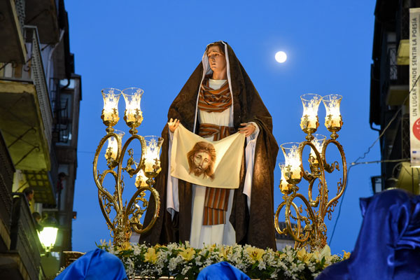 El Vía Crucis de las Tres Caídas de Jesús con la Cruz da paso a la procesión del Silencio El Vía Crucis de las Tres Caídas de Jesús con la Cruz da paso a la procesión del Silencio