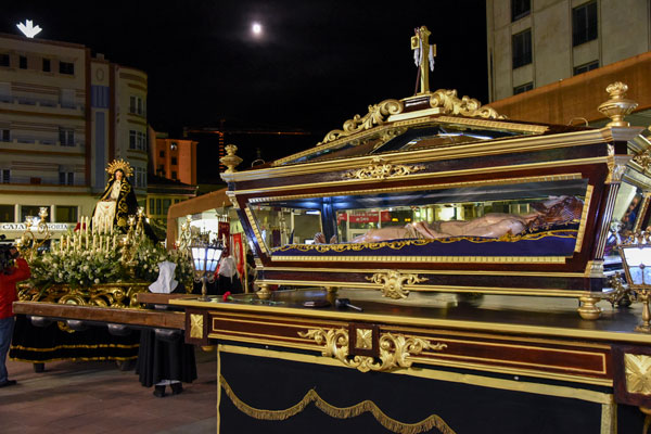 Más de mil setecientos cofrades en la procesión general del Santo Entierro Más de mil setecientos cofrades en la procesión general del Santo Entierro