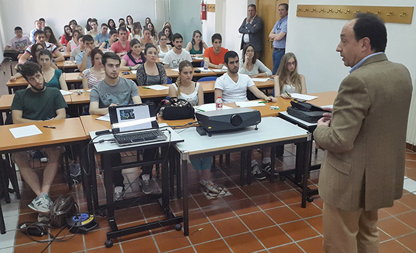 El IECSCYL forma a voluntarios para acompañar a enfermos oncológicos El IECSCYL forma a voluntarios para acompañar a enfermos oncológicos
