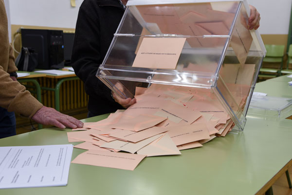 El PP mantiene los tres procuradores pero baja quince puntos El PP mantiene los tres procuradores pero baja quince puntos