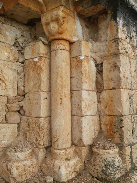 Robados dos capiteles en la iglesia de Valderrueda Robados dos capiteles en la iglesia de Valderrueda
