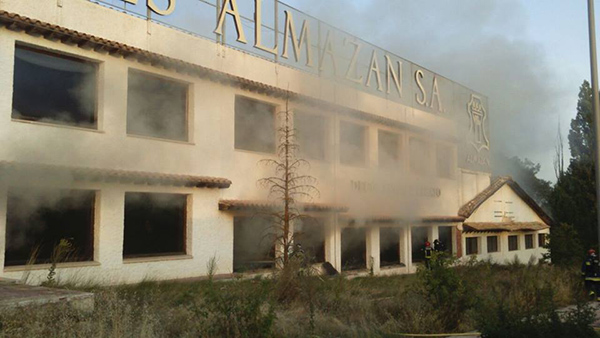 Un incendio calcina una ex-fábrica de muebles de Almazán Un incendio calcina una ex-fábrica de muebles de Almazán