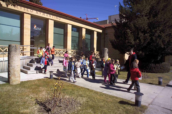 Talleres para acercar a los escolares a la historia de la Comunidad Talleres para acercar a los escolares a la historia de la Comunidad