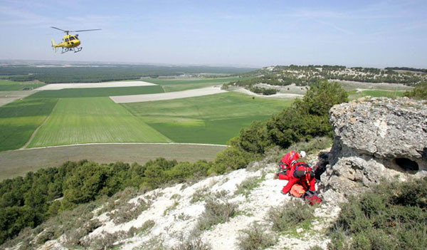 Los bomberos se concentran para protestar por la privatización del rescate en el medio natural Los bomberos se concentran para protestar por la privatización del rescate en el medio natural