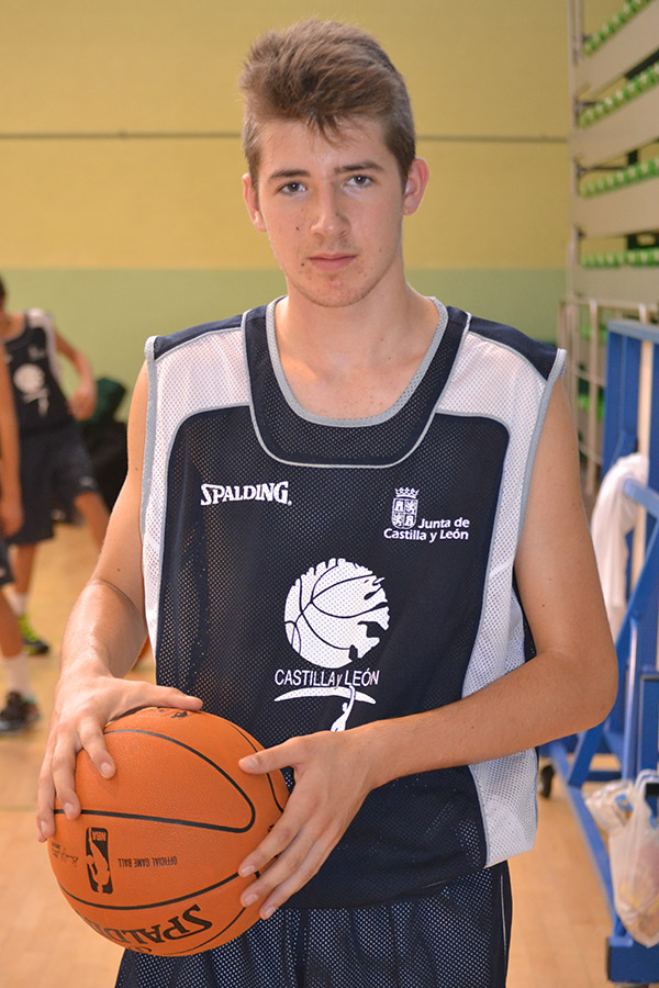 Hugo García, con la selección infantil de baloncesto de Castilla y León Hugo García, con la selección infantil de baloncesto de Castilla y León