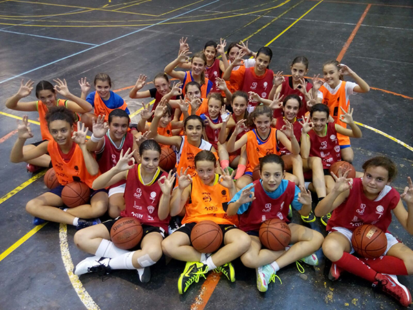 Una jugadora del FDR Basket y los entrenadores, con la selección de Castilla y León Una jugadora del FDR Basket y los entrenadores, con la selección de Castilla y León