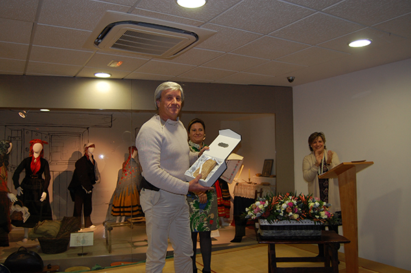 San Pedro Manrique recibe el premio Colodra por saber conservar los trajes rituales de las móndidas San Pedro Manrique recibe el premio Colodra por saber conservar los trajes rituales de las móndidas