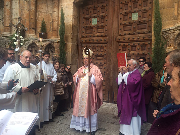 El obispo de Osma Soria abre la Puerta Santa de la catedral de El Burgo de Osma El obispo de Osma Soria abre la Puerta Santa de la catedral de El Burgo de Osma