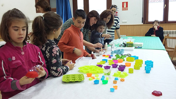 Cuarenta personas elaboran jabones de glicerina en Tardelcuende Cuarenta personas elaboran jabones de glicerina en Tardelcuende