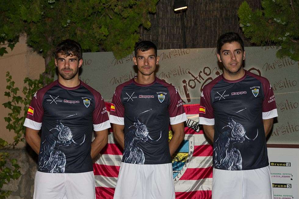 El Atlético Tordesillas defiende el Toro de la Vega en su segunda equipación El Atlético Tordesillas defiende el Toro de la Vega en su segunda equipación
