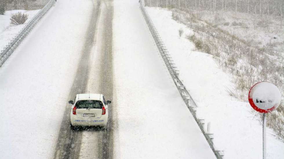 Llega la nieve y debe tomar precauciones en la carretera Llega la nieve y debe tomar precauciones en la carretera