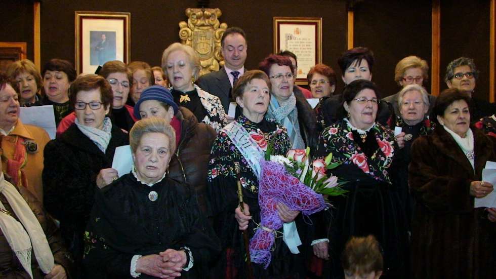 El alcalde burgense recibe una representación de las mujeres en las Águedas El alcalde burgense recibe una representación de las mujeres en las Águedas