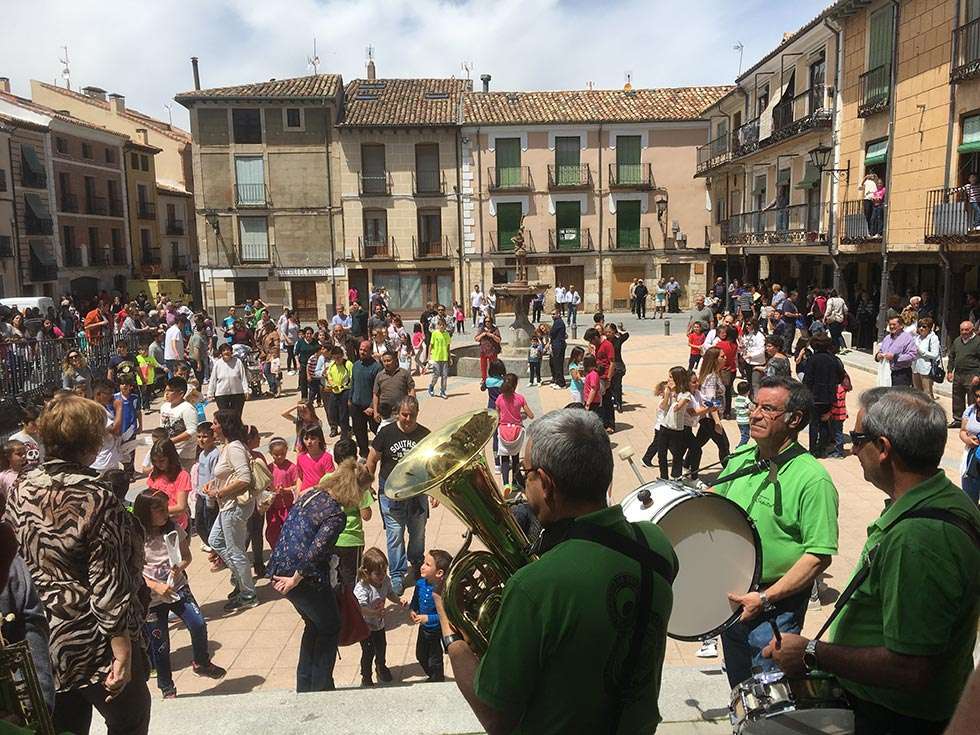 La fiesta de San Isidro siembra de caramelos El Burgo de Osma La fiesta de San Isidro siembra de caramelos El Burgo de Osma