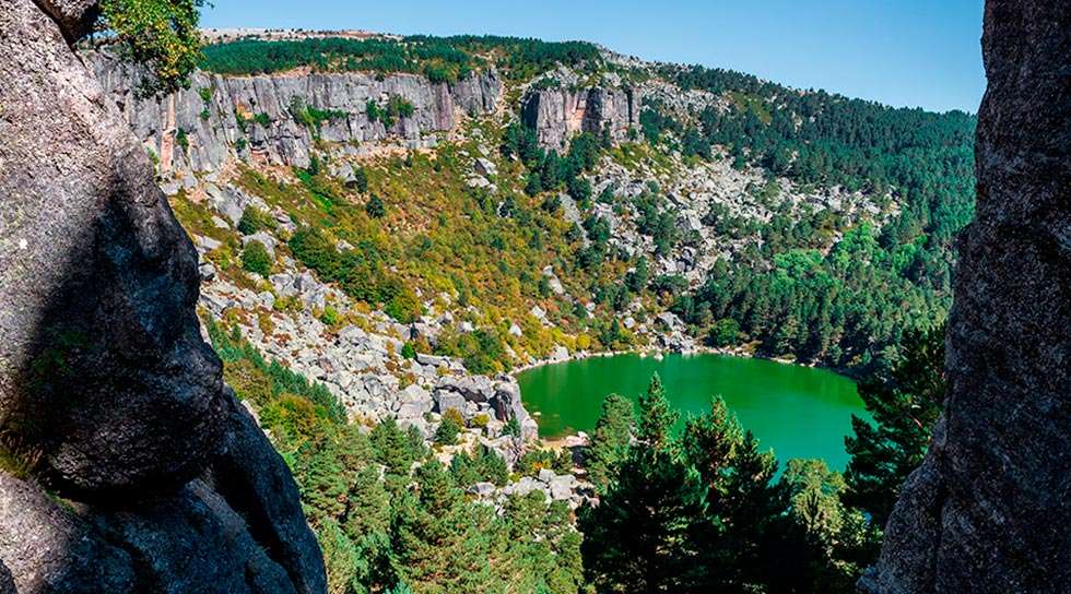 La Laguna Negra, de agua transparente y muda a verde, por la eutrofización La Laguna Negra, de agua transparente y muda a verde, por la eutrofización