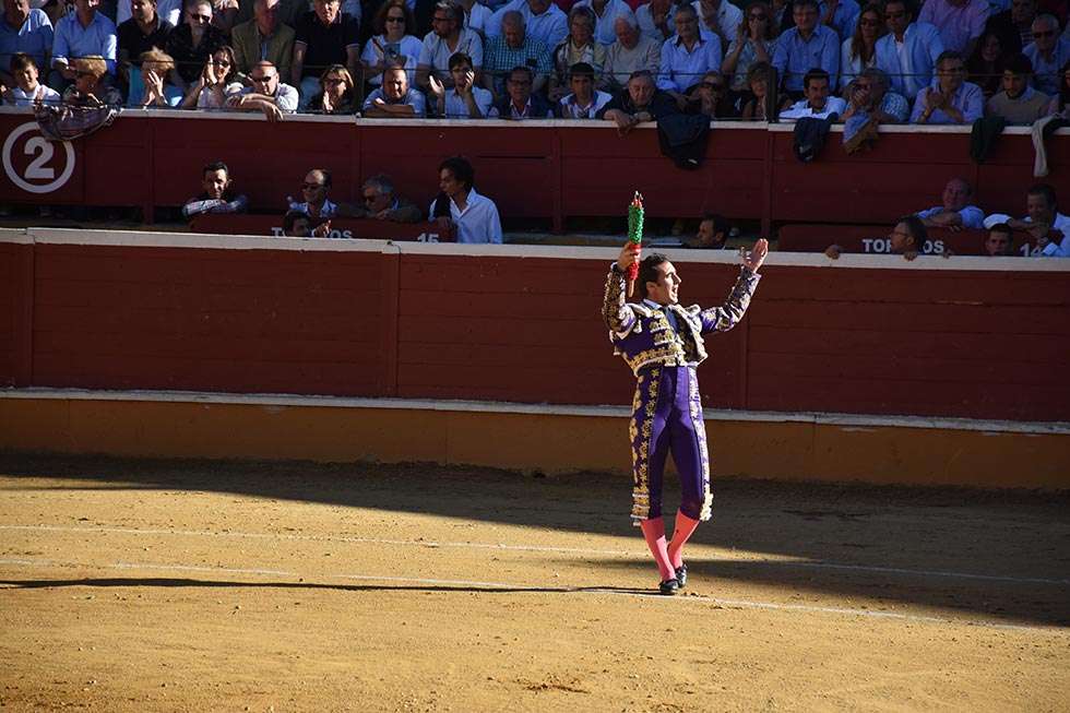 El Fandi despide la feria taurina de San Juan por la puerta grande El Fandi despide la feria taurina de San Juan por la puerta grande