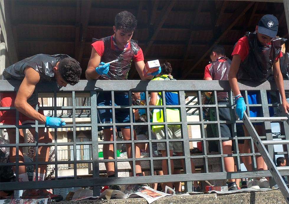 Los scout realizan mejoras en Covaleda y Duruelo en su estancia en el campamento Los scout realizan mejoras en Covaleda y Duruelo en su estancia en el campamento