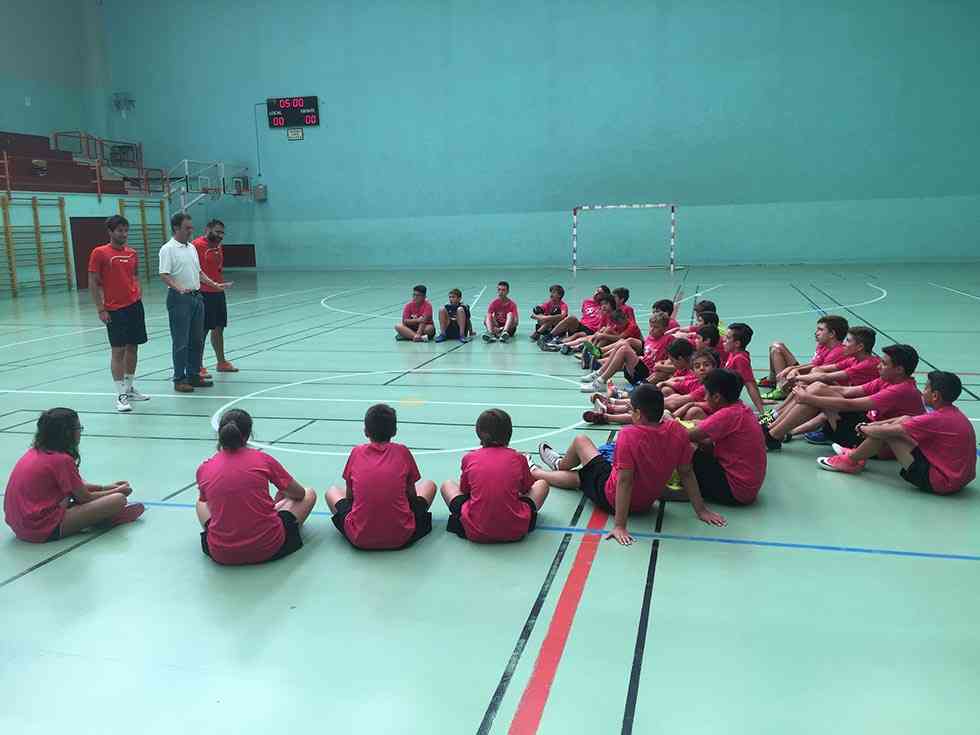 Más de mil niños participan en las actividades educativas y deportivas en el verano Más de mil niños participan en las actividades educativas y deportivas en el verano