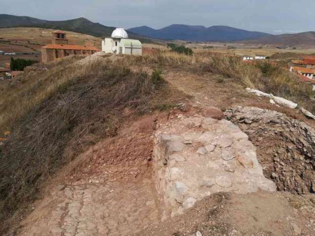 Borobia descubre su castillo y planea ponerlo en valor Borobia descubre su castillo y planea ponerlo en valor