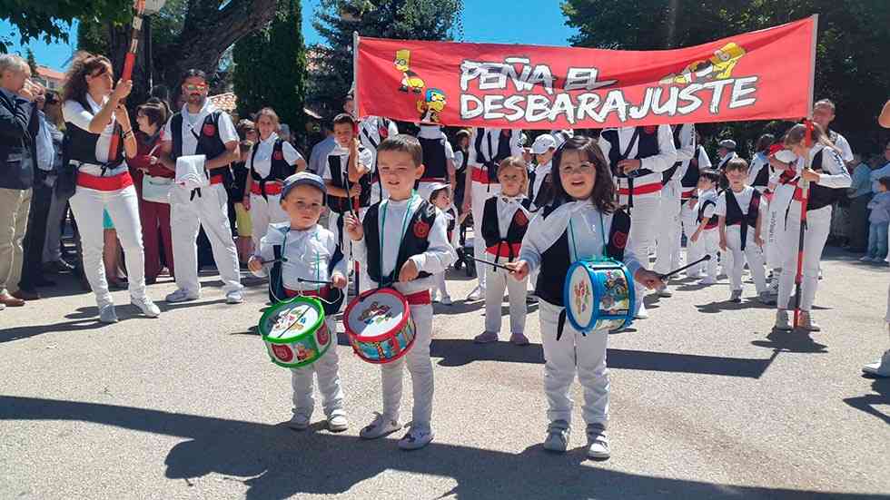 La peña el Desbarajuste elige su banderín en un concurso La peña el Desbarajuste elige su banderín en un concurso
