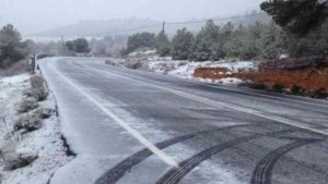 La nieve ralentiza tráfico en varias carreteras de la provincia La nieve ralentiza tráfico en varias carreteras de la provincia