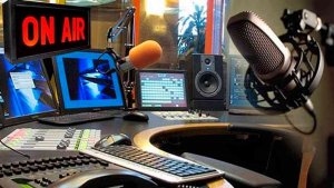 La mitad de los oyentes eligen la radio musical La mitad de los oyentes eligen la radio musical