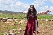 Tatiana Ramos da vida a una guerrera numantina en el yacimiento Tatiana Ramos da vida a una guerrera numantina en el yacimiento