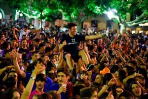 Reparto de pulseras "No a la violencia" entre las peñas sanjuaneras Reparto de pulseras "No a la violencia" entre las peñas sanjuaneras