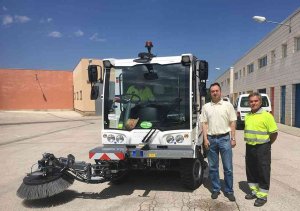 Una nueva barredora completa el parque de maquinaria municipal Una nueva barredora completa el parque de maquinaria municipal