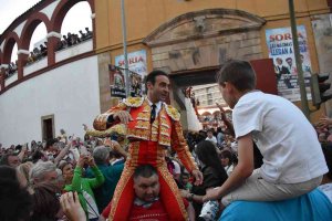 Enrique Ponce y Román abren la puerta grande Enrique Ponce y Román abren la puerta grande