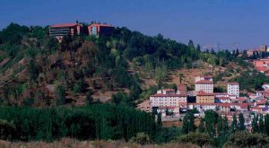 De Lózar reclama reordenar el tráfico en faldas del castillo De Lózar reclama reordenar el tráfico en faldas del castillo