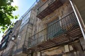 El PP alerta del peligro de varios edificios para los peatones El PP alerta del peligro de varios edificios para los peatones