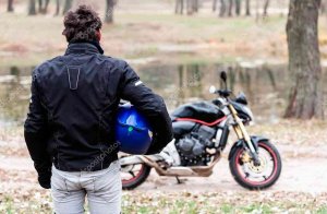 La Guardia Civil libera a un motorista que quedó atrapado bajo su moto La Guardia Civil libera a un motorista que quedó atrapado bajo su moto