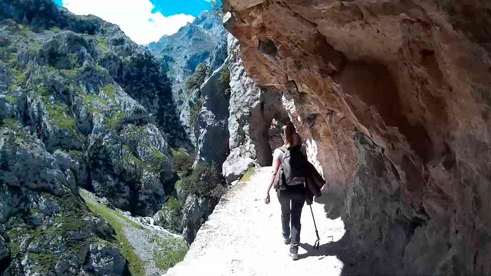 Fallece un senderista tras despeñarse en la ruta del Cares Fallece un senderista tras despeñarse en la ruta del Cares