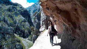 Fallece un senderista tras despeñarse en la ruta del Cares Fallece un senderista tras despeñarse en la ruta del Cares
