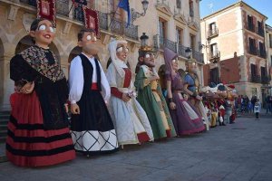 Don Saturio y doña Blanca completan la comparsa de gigantes y cabezudos Don Saturio y doña Blanca completan la comparsa de gigantes y cabezudos