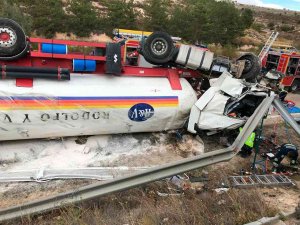 Un camión vuelca en la N-122, en Langa de Duero Un camión vuelca en la N-122, en Langa de Duero
