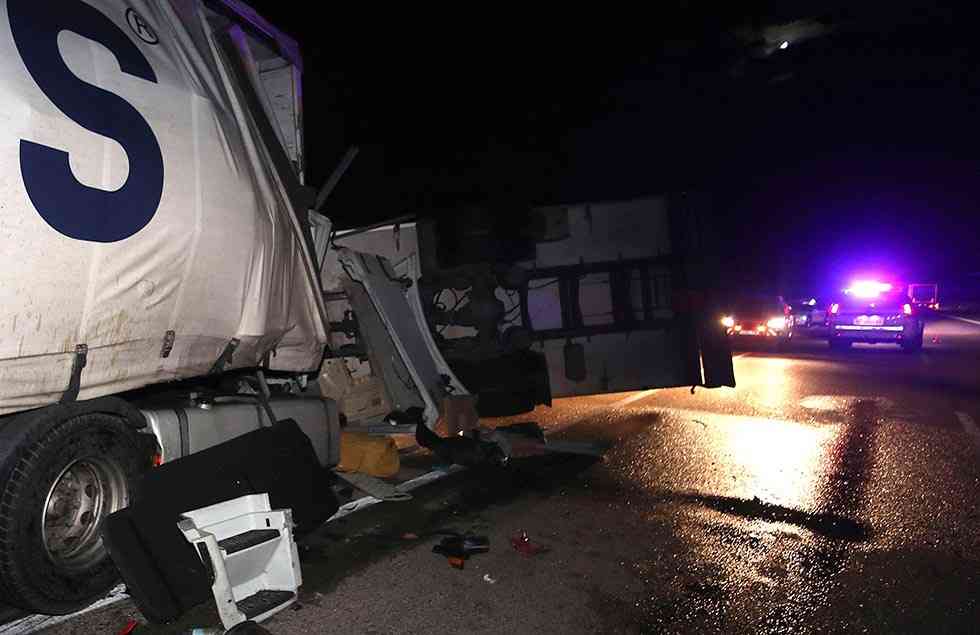 Fallecen dos camioneros en choque frontal en CL-101