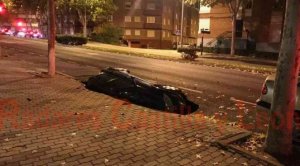 El asfalto "se traga" un coche en Zamora El asfalto "se traga" un coche en Zamora