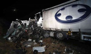 Fallecen dos camioneros en choque frontal en CL-101 Fallecen dos camioneros en choque frontal en CL-101