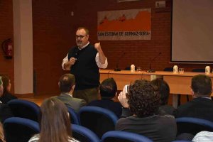 Rey rechaza el "paternalismo populista" de reforma educativa del Gobierno Rey rechaza el "paternalismo populista" de reforma educativa del Gobierno