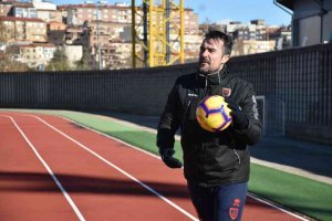 López Garai: "Hay que intentar no asustarse en Riazor" López Garai: "Hay que intentar no asustarse en Riazor"