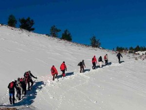 El Club de Montaña Los Pelendones sube dos belenes El Club de Montaña Los Pelendones sube dos belenes