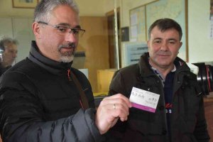 La Soria ¡Ya" le compra un billete a Ábalos para que conozca el tren La Soria ¡Ya" le compra un billete a Ábalos para que conozca el tren