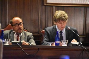 Martínez apuesta por diálogo en conflicto catalán pero con respeto a Constitución Martínez apuesta por diálogo en conflicto catalán pero con respeto a Constitución