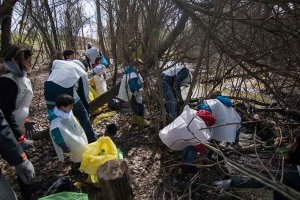 El proyecto Libera limpia el río Revinuesa El proyecto Libera limpia el río Revinuesa