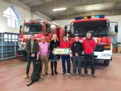 Donación de los bomberos voluntarios a la AECC Donación de los bomberos voluntarios a la AECC