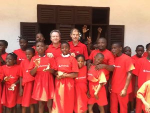 Antón reparte material deportivo en Guinea Ecuatorial Antón reparte material deportivo en Guinea Ecuatorial